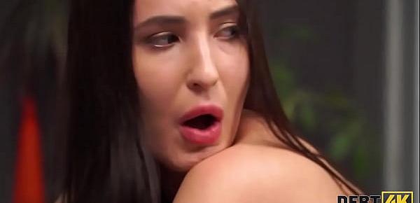 DEBT4k. Elegante Miss mit perfekten Formen fickt für ihr neues Auto